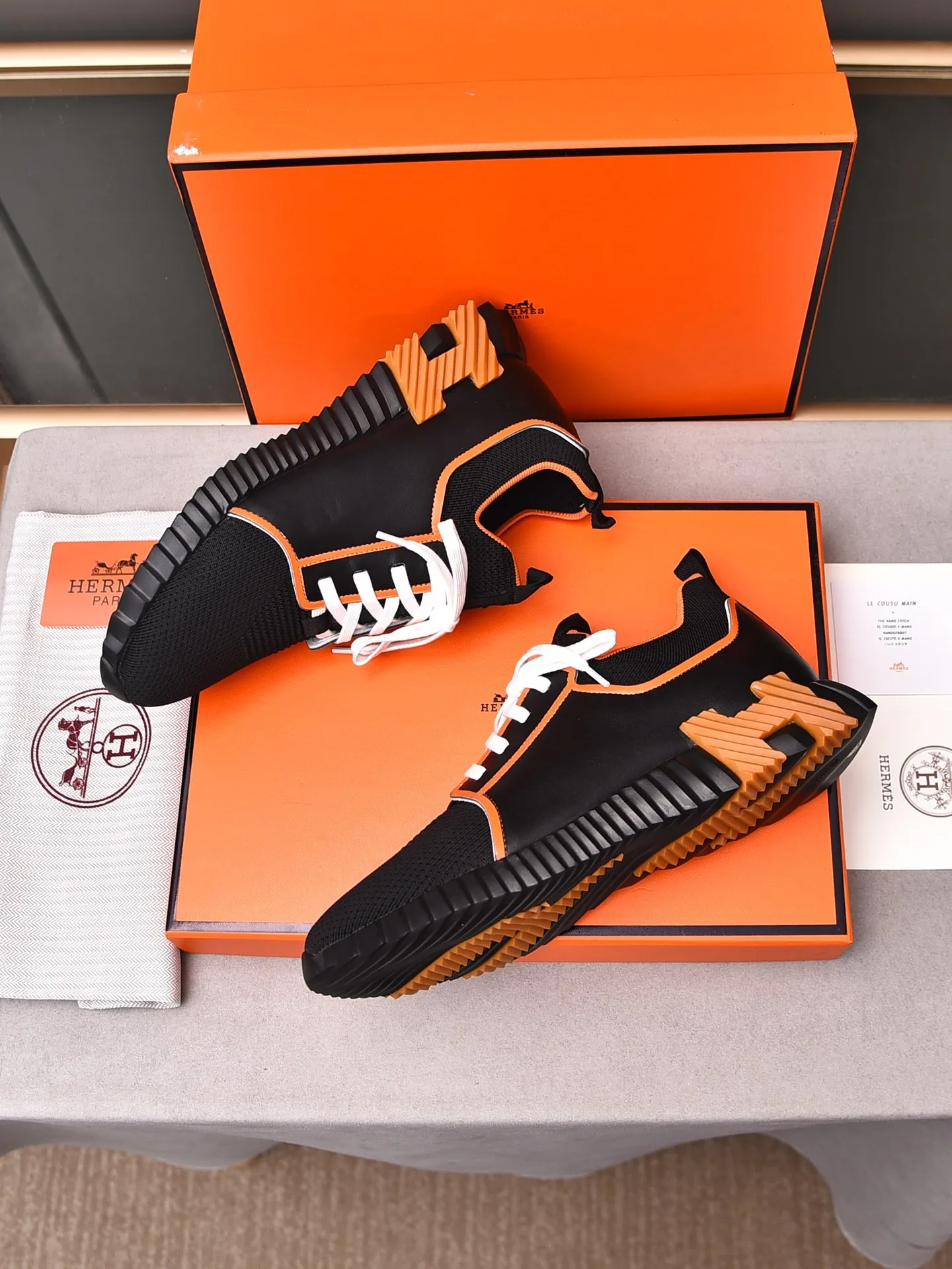 Factory price PP600 [Hermes] fe new arrival~ New Bouncing sneakers are the most comfortable shoes from Hermès, no one else⃣️. They are very light on the feet and look great. You won’t feel tired even when you go shopping and running around. 👍 Very light and comfortable, very light, suitable for both sports and leisure, and feel great when you step on them! It’s up to you to choose, there’s always what you want~ ✔️Fabric: Imported first-layer cowhide + high-elastic fly weave ✔️Inner lining: Imported water-dyed cow lining ✔️Outsole: Seamless combination of IP+TPU (multi-color letters) German technology irradiation machine ✔️Code number: Male 38-44 (45 customized)